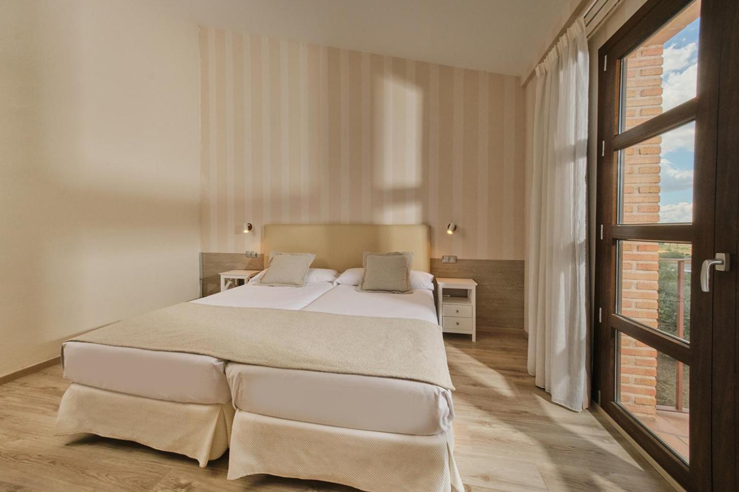 Hotel Spa Villa Nazules Chueca Bagian luar foto