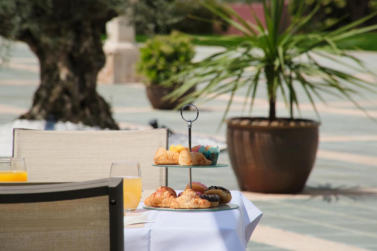 Hotel Spa Villa Nazules Chueca Bagian luar foto